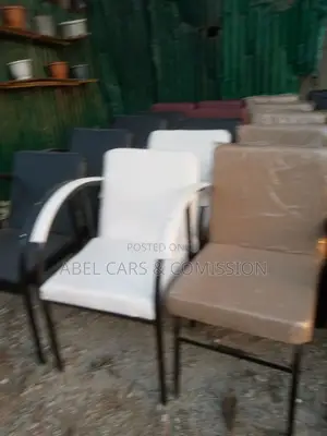 አዳዲስ ደረጃቸውን የጠበቁ ወንበሮች