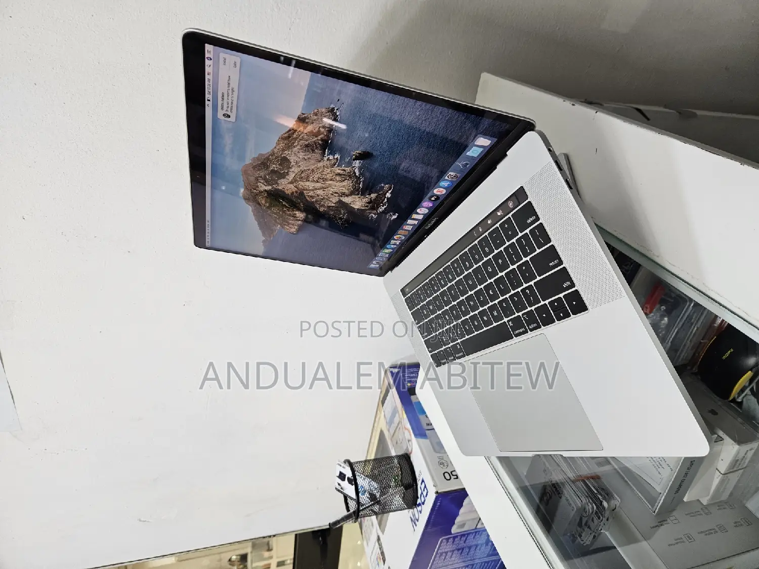 New Laptop Apple MacBook Pro 2018 16GB Intel Core I7 SSD 256GB