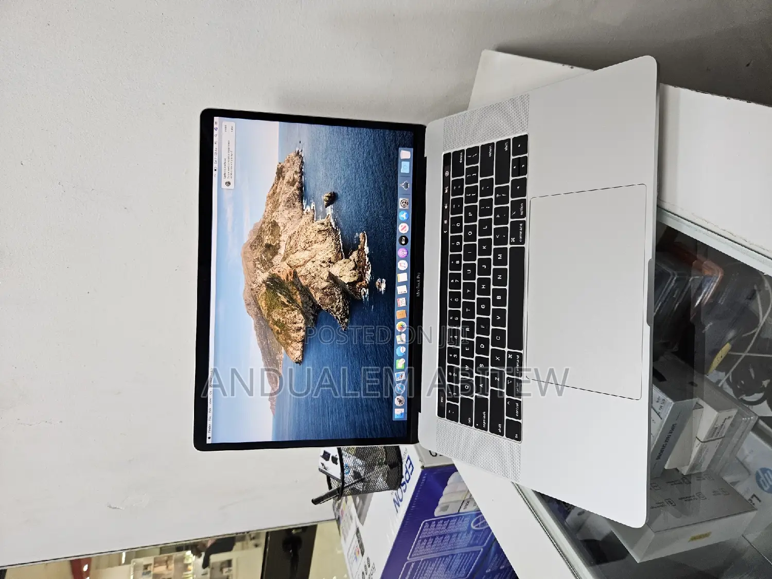 New Laptop Apple MacBook Pro 2018 16GB Intel Core I7 SSD 256GB