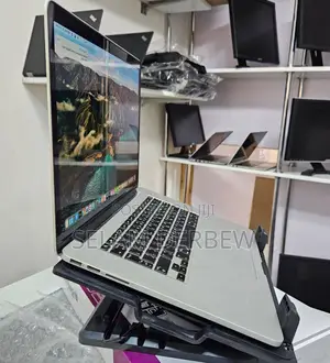 New Laptop Apple MacBook Pro 2018 16GB Intel Core I7 SSD 256GB