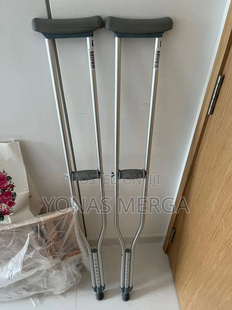 የብብት Cranch¶Crutches:ሁለት ጥንድ Crutches/Crunch_crunch/Crutches