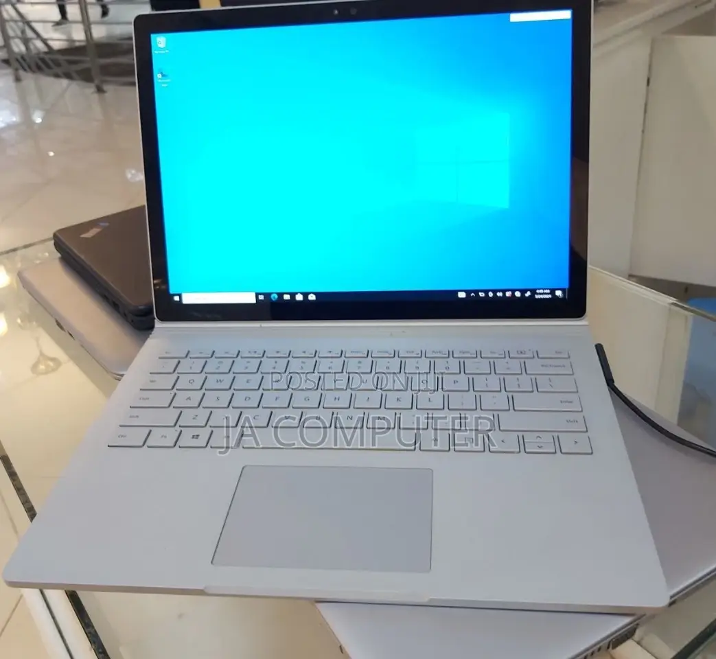 New Laptop Microsoft Surface Book 8GB Intel Core I5 SSD 256GB