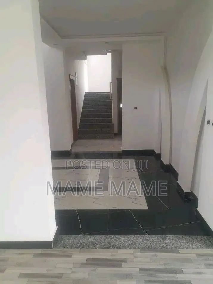 11bdrm House in Addis Abeba, Bole for sale