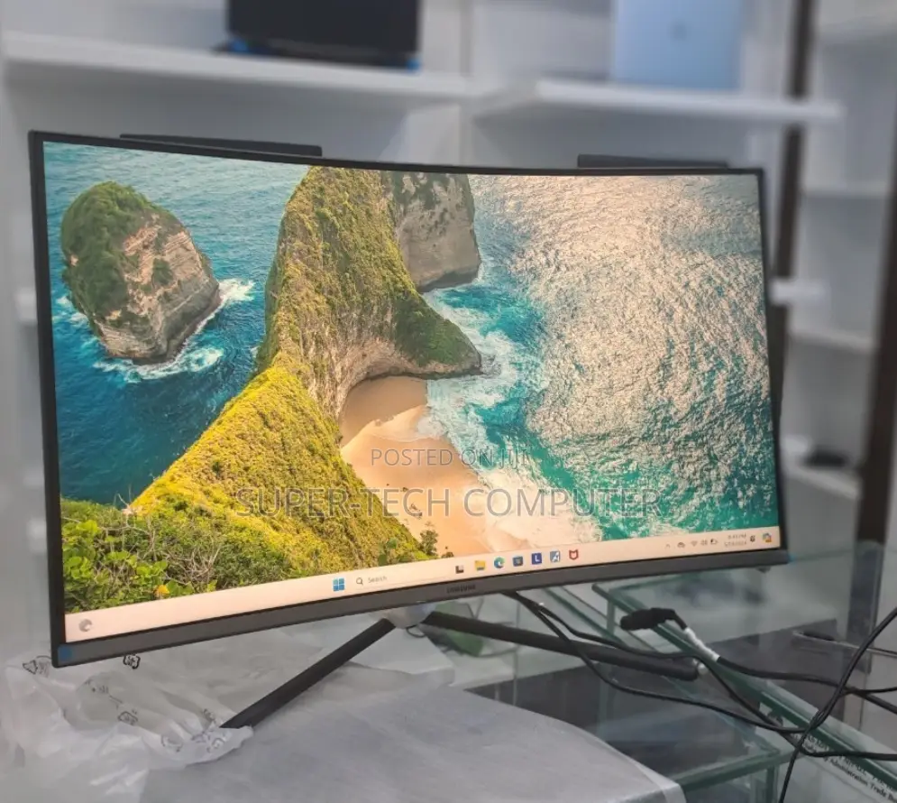 Brand New Samsung 32' Monitor