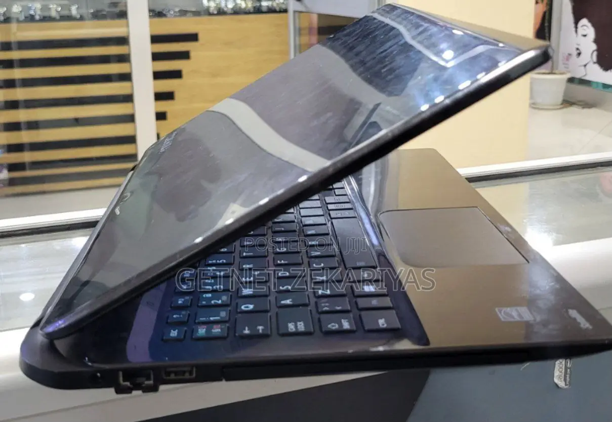 New Laptop Toshiba Satellite C665 4GB Intel Core I7 SSD 256GB