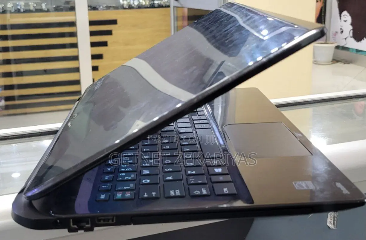 New Laptop Toshiba Satellite C665 4GB Intel Core I7 SSD 256GB