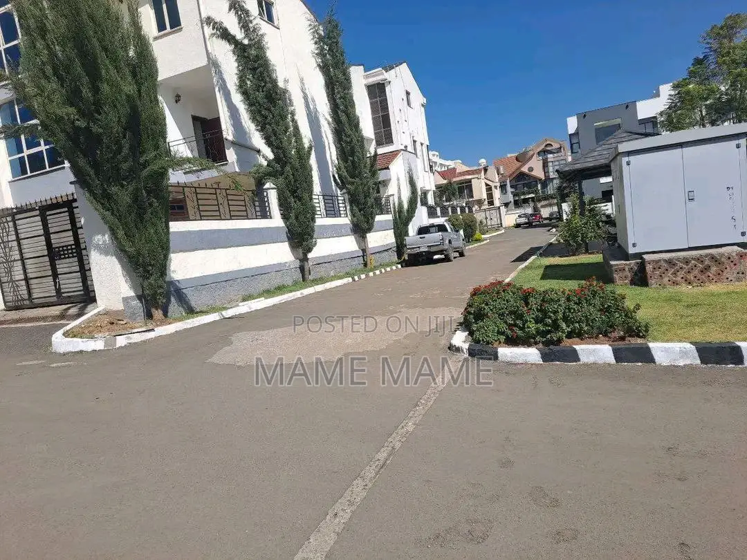 7bdrm House in Addis Abeba, Bole for sale