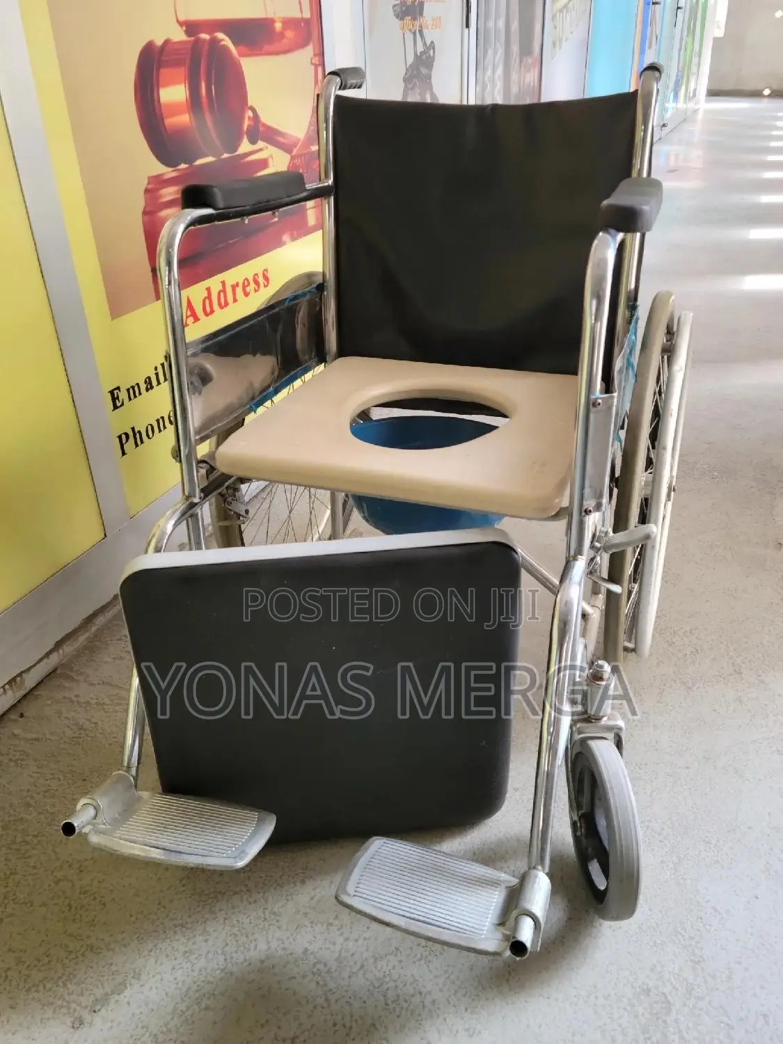 Wheelchair-ዊልቼር:Wheelchair"የሽንት ቤት አገልግሎት ሚሰጥ/Wheelchair