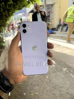 Photo - Apple iPhone 11 64 GB Purple