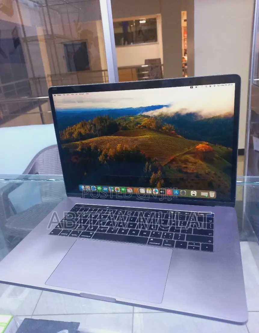 New Laptop Apple MacBook Pro 2018 16GB Intel Core I9 SSD 512GB