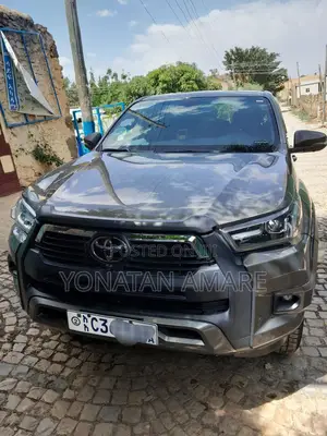 Photo - Toyota Hilux 2022 Green