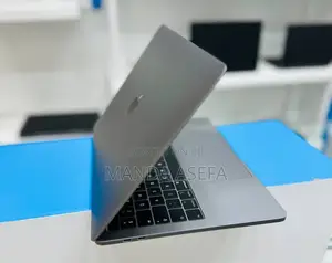 New Laptop Apple MacBook Pro 2019 16GB Intel Core I7 SSD 256GB