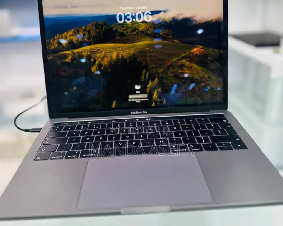 New Laptop Apple MacBook Pro 2019 16GB Intel Core I7 SSD 256GB