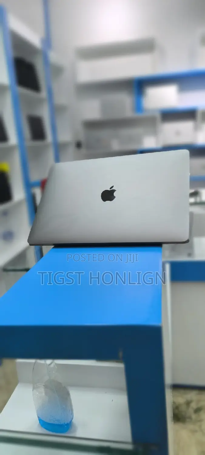 New Laptop Apple MacBook 2019 16GB Intel Core I7 SSD 256GB