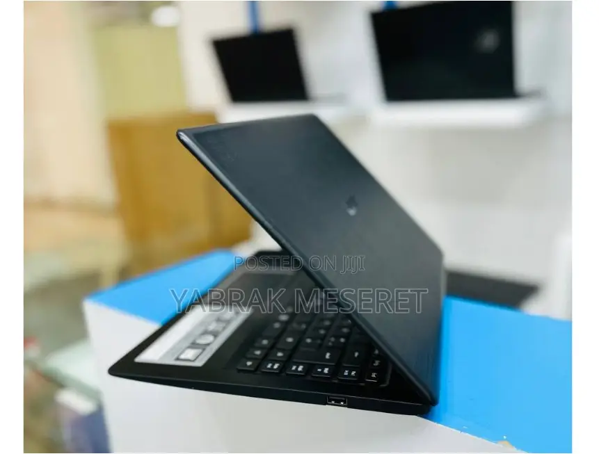 New Laptop Acer 4GB Intel Xeon HDD 60GB