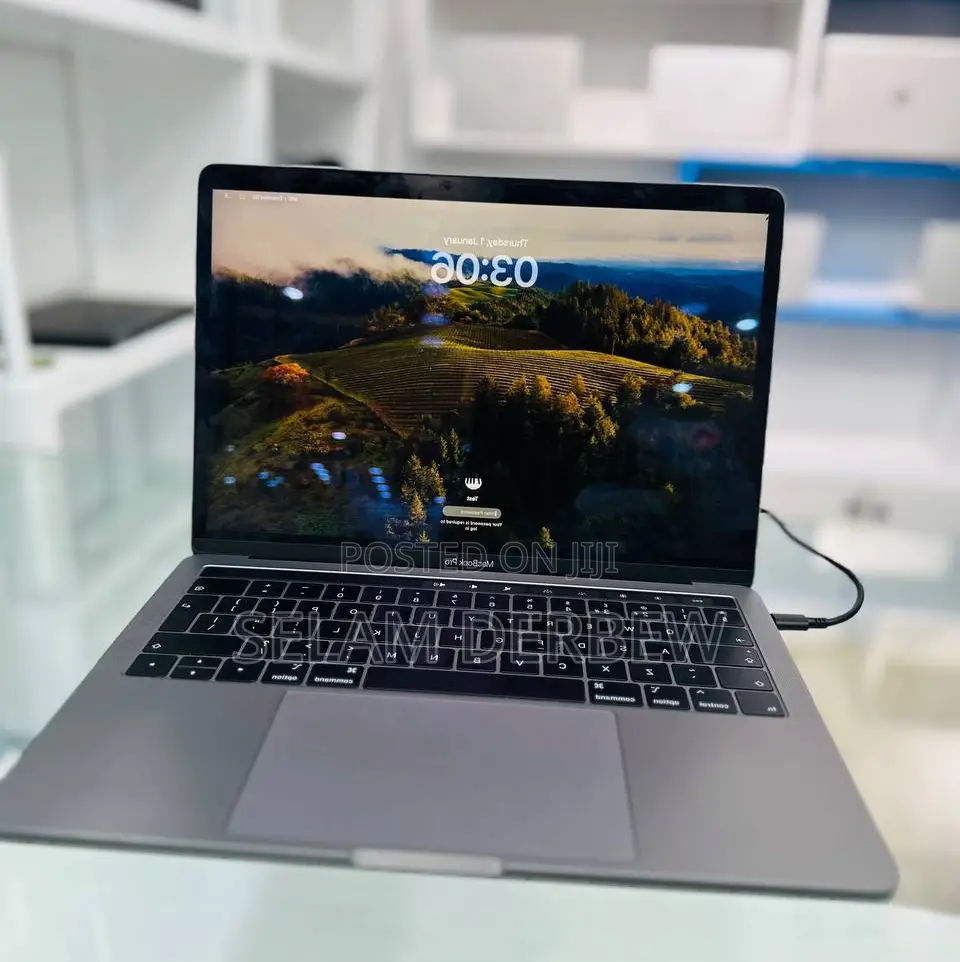 New Laptop Apple MacBook Pro 2019 16GB Intel Core I7 SSD 256GB