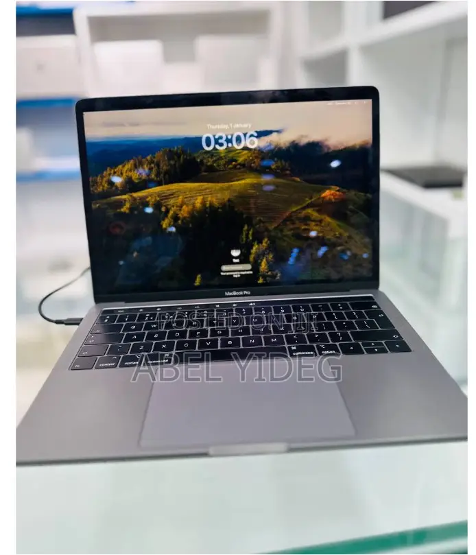 New Laptop Apple MacBook Pro 2019 16GB Intel Core I7 SSD 256GB