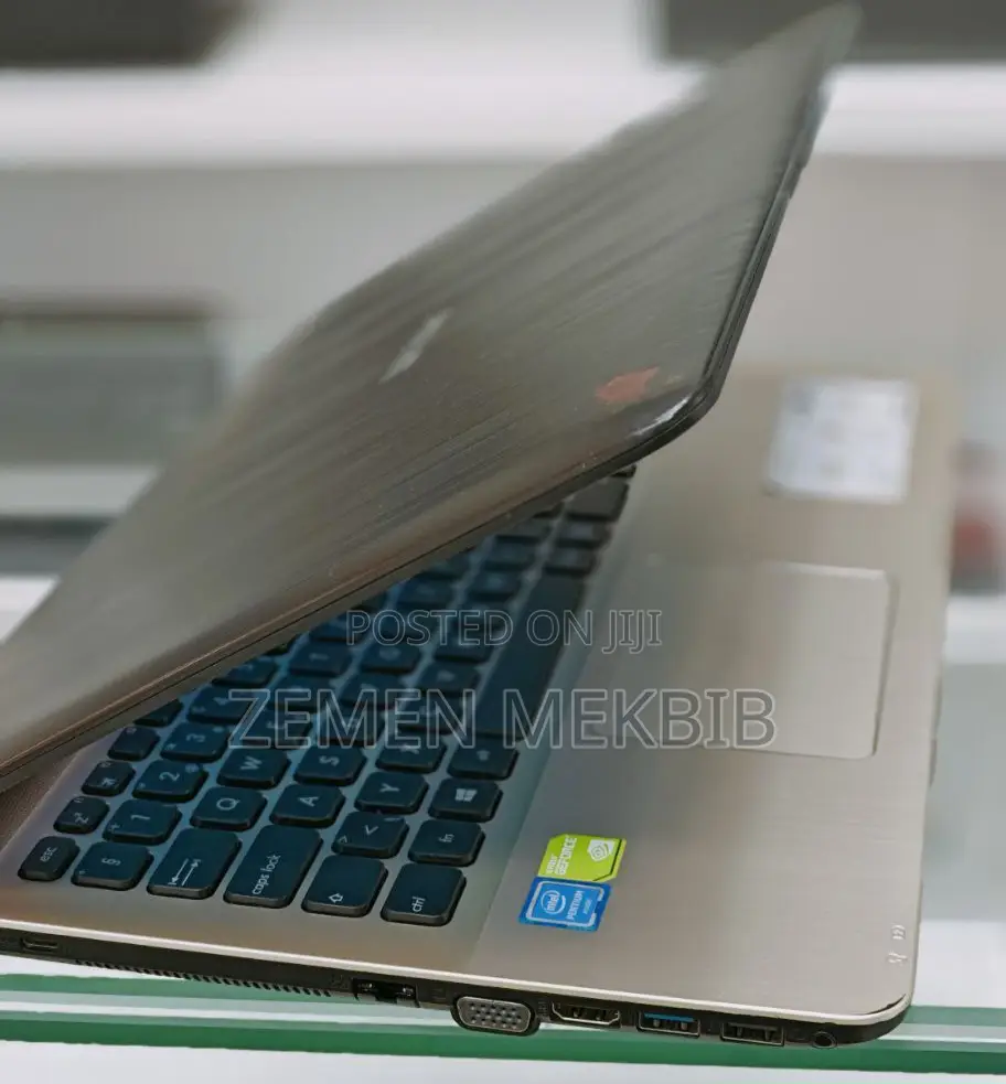 New Laptop Asus 4GB Intel Xeon HDD 1T