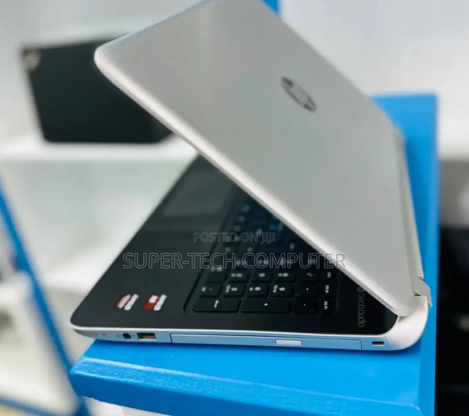 New Laptop HP Pavilion 10 8GB AMD A8 HDD 1T