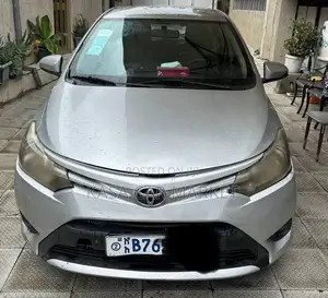 Photo - Toyota Yaris LE Hatchback 5dr 2014 Silver