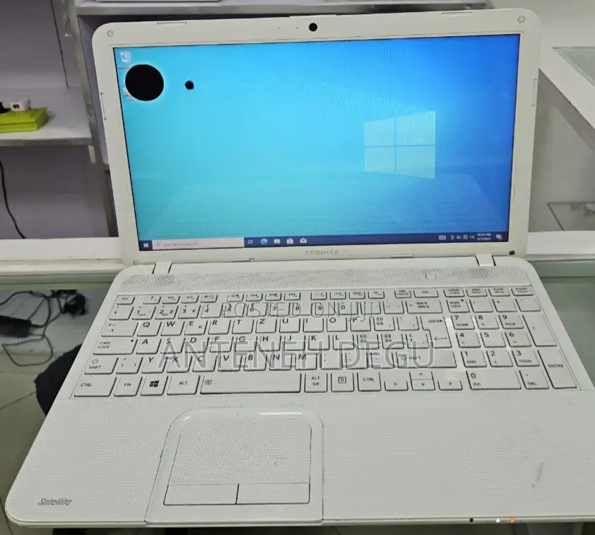 Laptop Toshiba Satellite C850 4GB Intel Core 2 Quad HDD 500GB