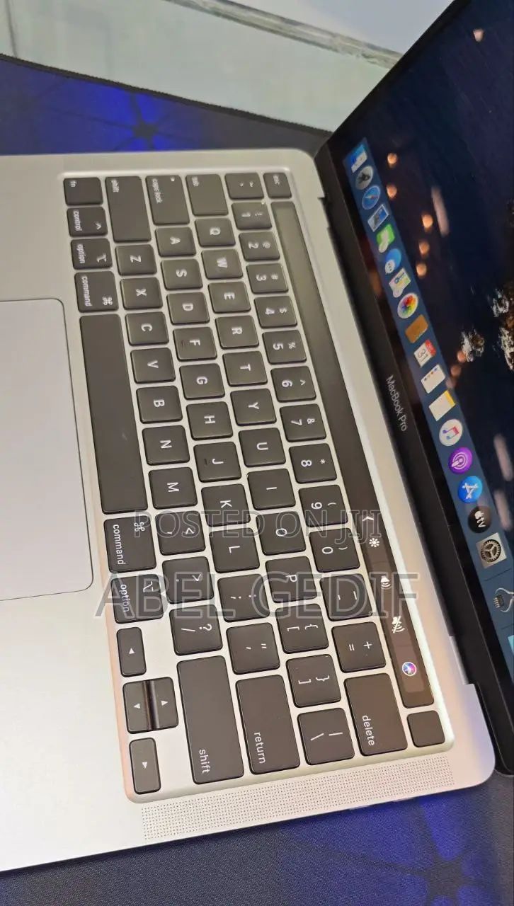 New Laptop Apple MacBook 2020 16GB Intel Core I7 SSD 512GB