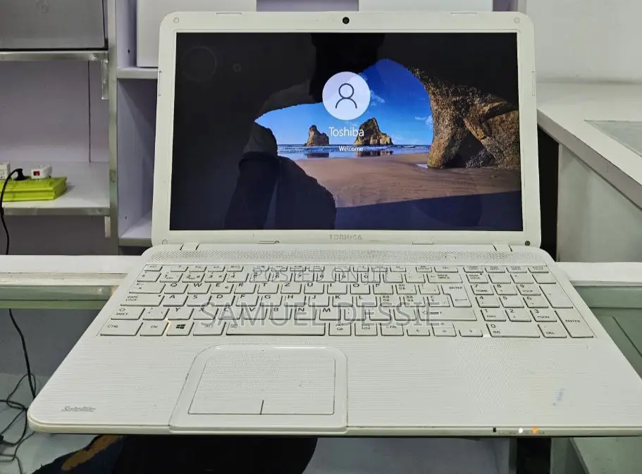 Laptop Toshiba Satellite C850 4GB Intel Core 2 Quad HDD 500GB