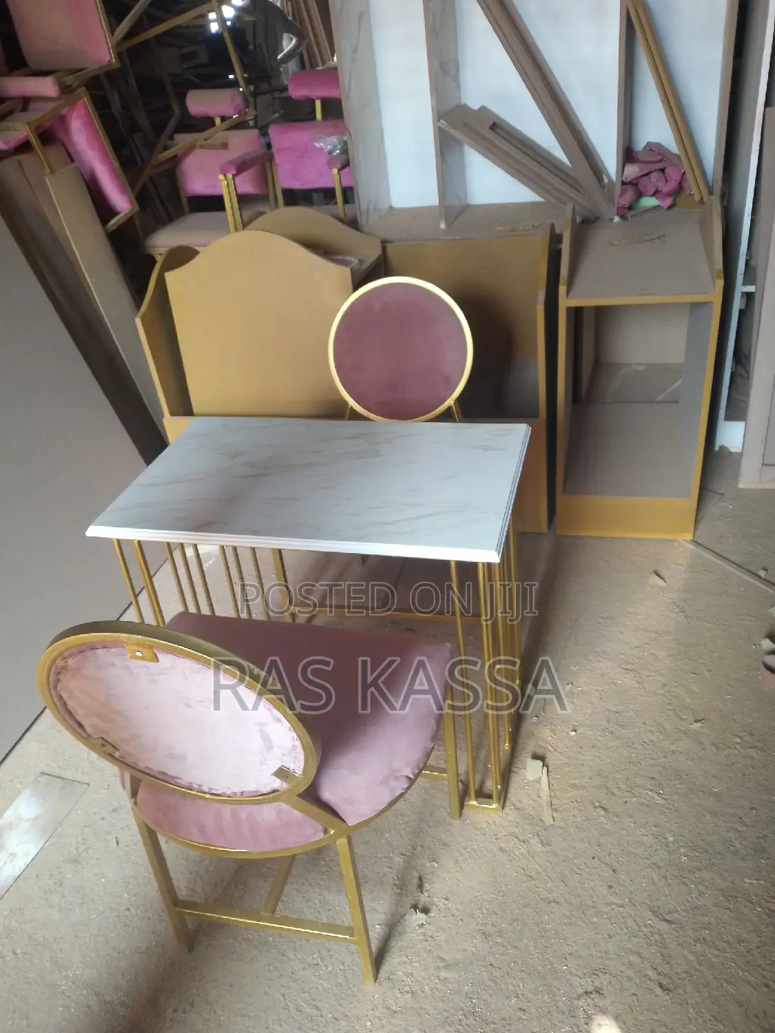 የጥፍር መሰርያ ወንበር እና ጠረጴዛ ከጥፍር ቀለም መደርደሪያ ጋር