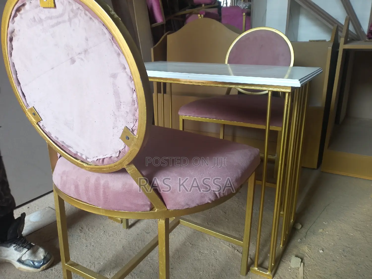 የጥፍር መሰርያ ወንበር እና ጠረጴዛ ከጥፍር ቀለም መደርደሪያ ጋር