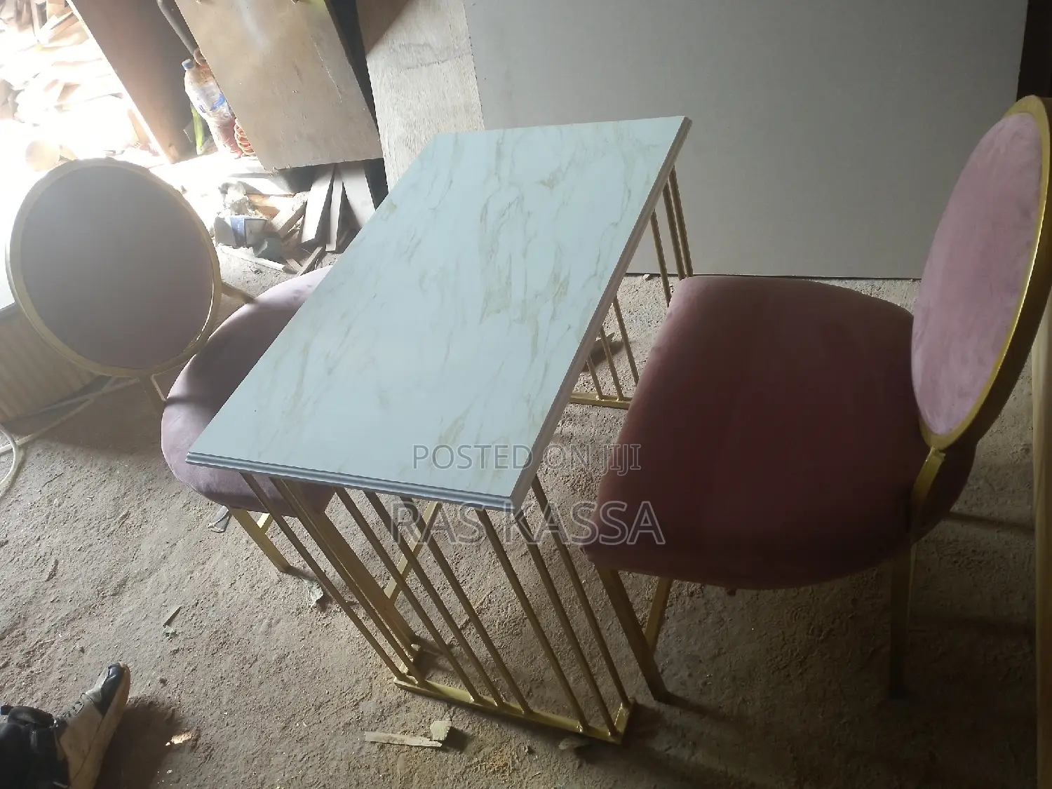 የጥፍር መሰርያ ወንበር እና ጠረጴዛ ከጥፍር ቀለም መደርደሪያ ጋር