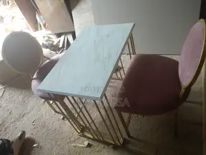 የጥፍር መሰርያ ወንበር እና ጠረጴዛ ከጥፍር ቀለም መደርደሪያ ጋር