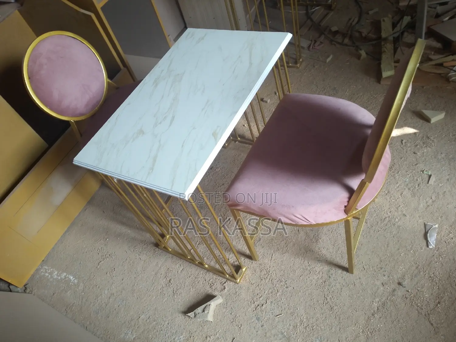 የጥፍር መሰርያ ወንበር እና ጠረጴዛ ከጥፍር ቀለም መደርደሪያ ጋር