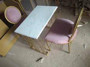 የጥፍር መሰርያ ወንበር እና ጠረጴዛ ከጥፍር ቀለም መደርደሪያ ጋር