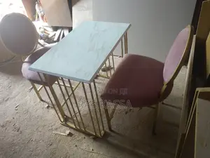 የጥፍር መሰርያ ወንበር እና ጠረጴዛ ከጥፍር ቀለም መደርደሪያ ጋር