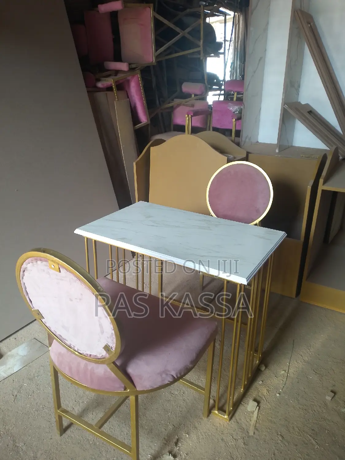 የጥፍር መሰርያ ወንበር እና ጠረጴዛ ከጥፍር ቀለም መደርደሪያ ጋር