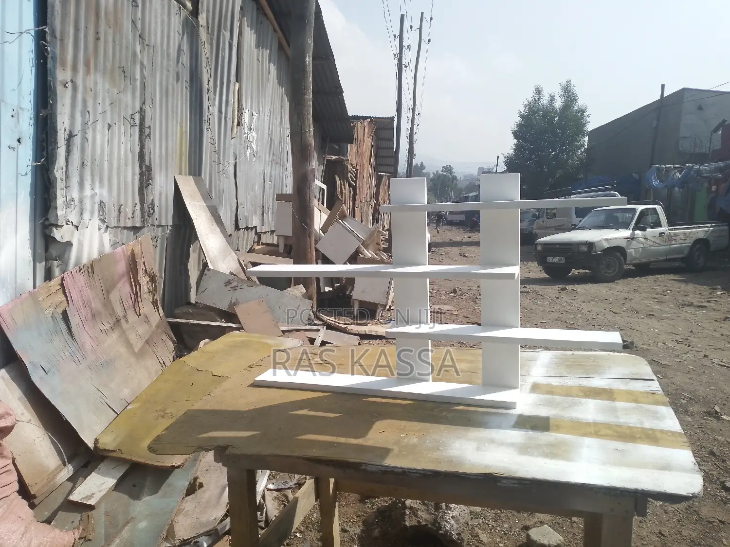 የጥፍር መሰርያ ወንበር እና ጠረጴዛ ከጥፍር ቀለም መደርደሪያ ጋር