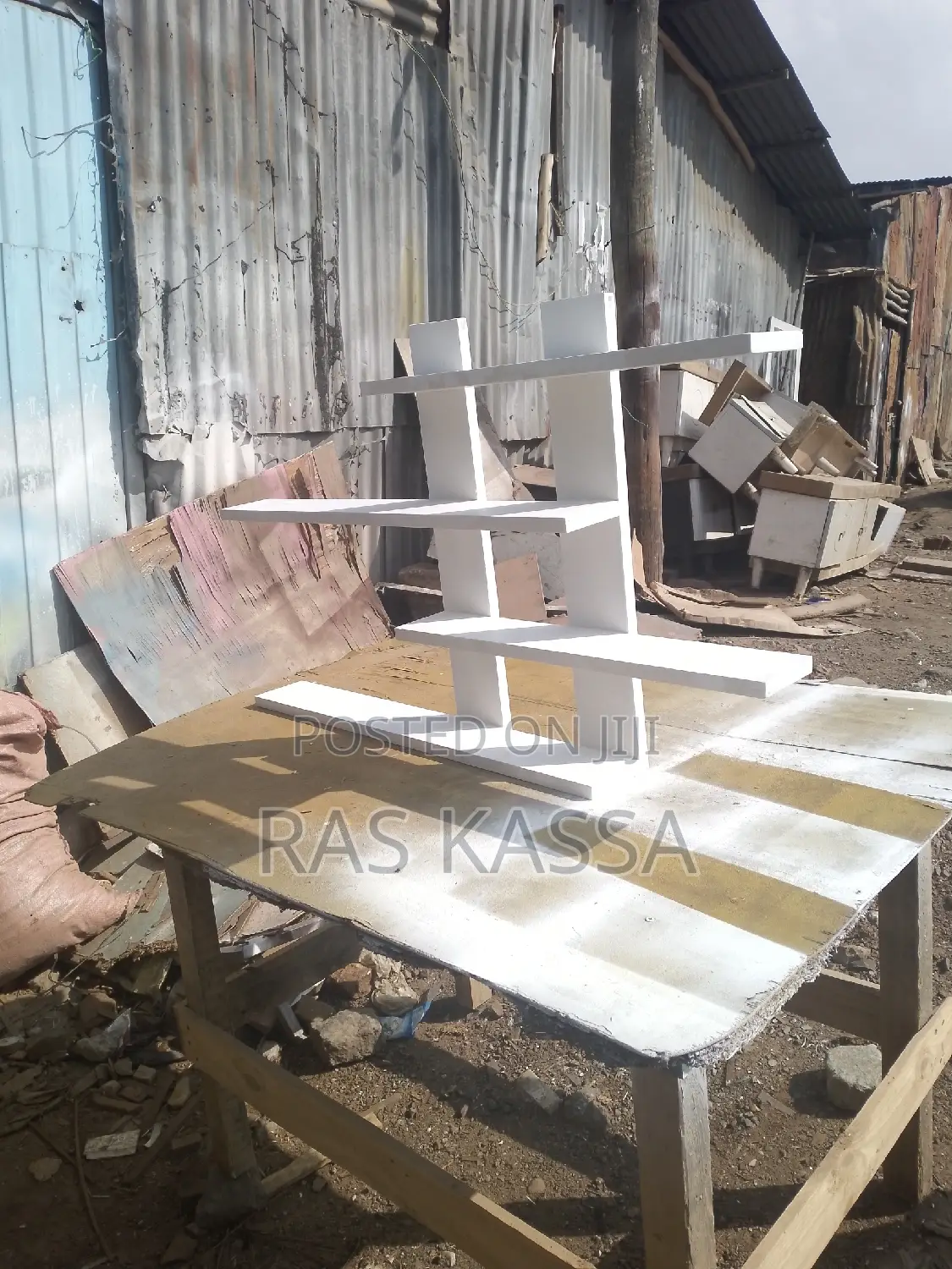 የጥፍር መሰርያ ወንበር እና ጠረጴዛ ከጥፍር ቀለም መደርደሪያ ጋር