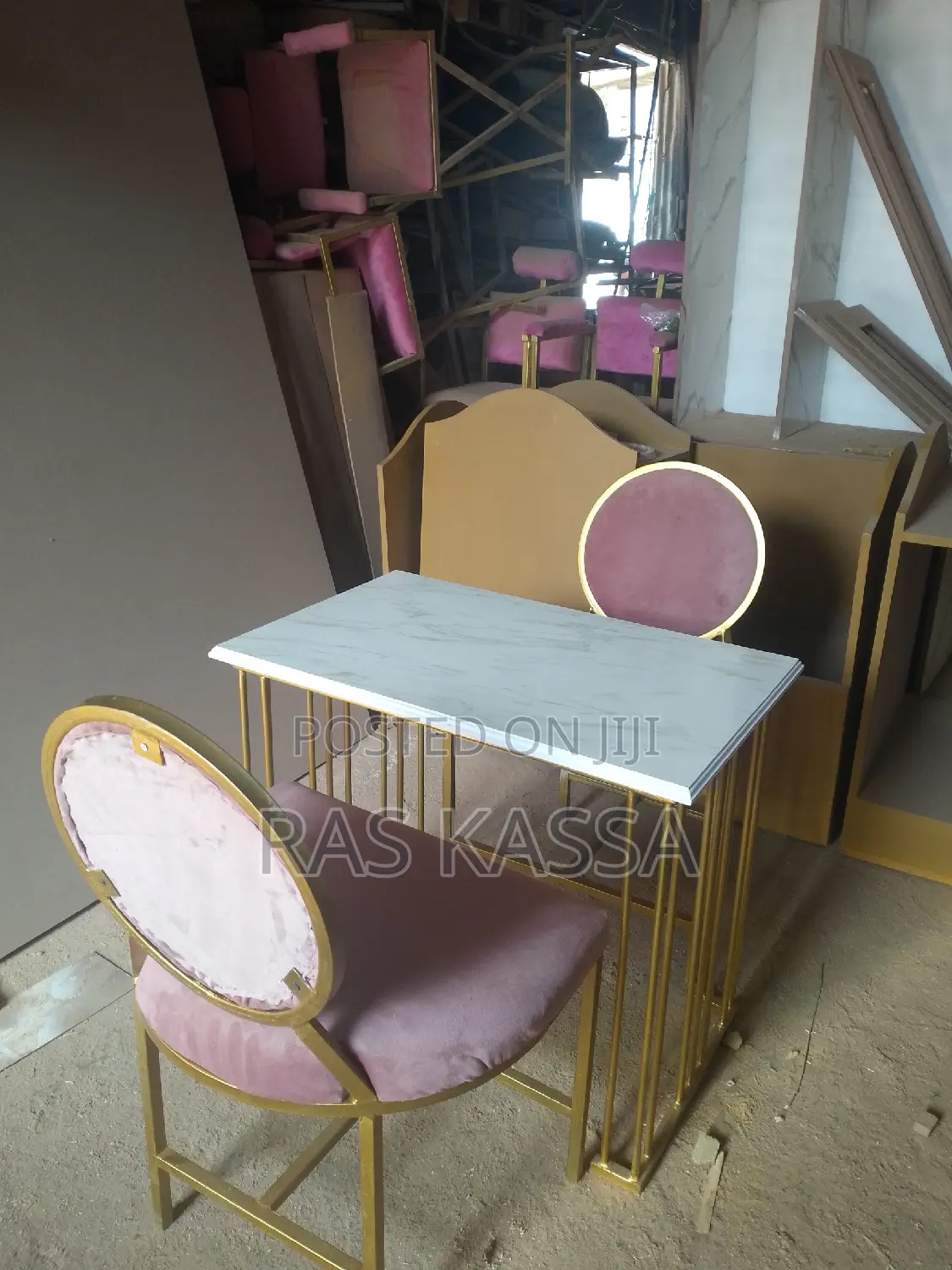 የጥፍር መሰርያ ወንበር እና ጠረጴዛ ከጥፍር ቀለም መደርደሪያ ጋር