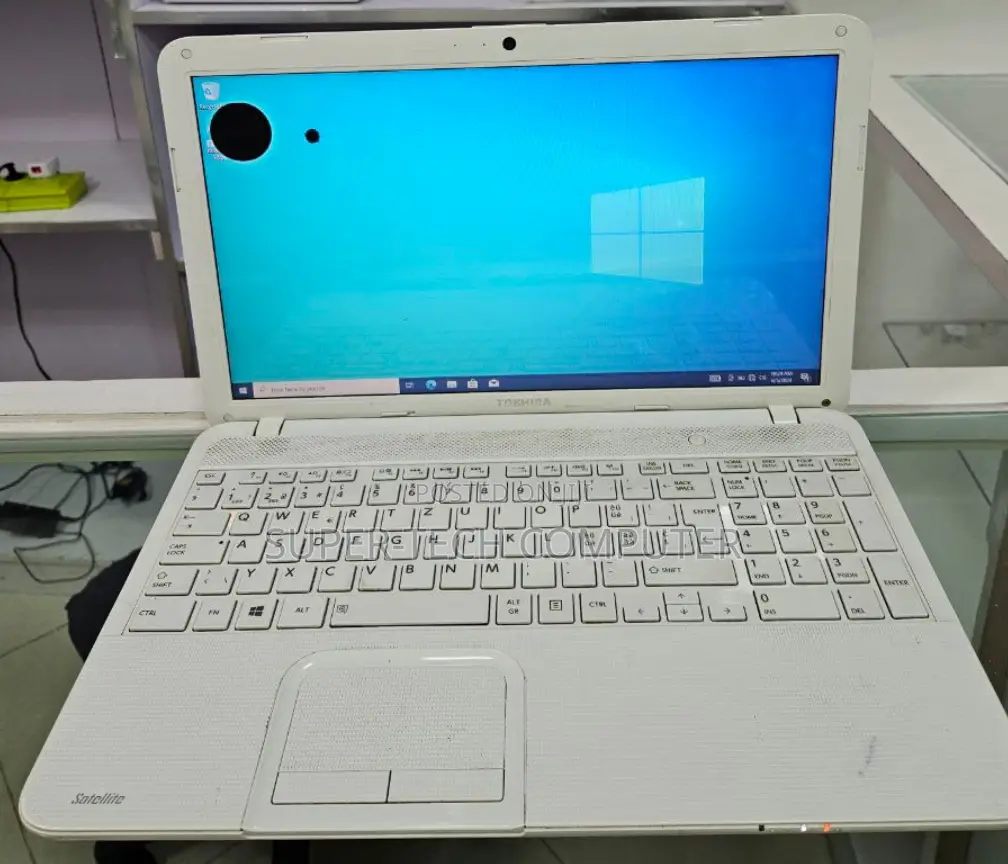 Laptop Toshiba Satellite C855 4GB Intel Core 2 Quad HDD 500GB