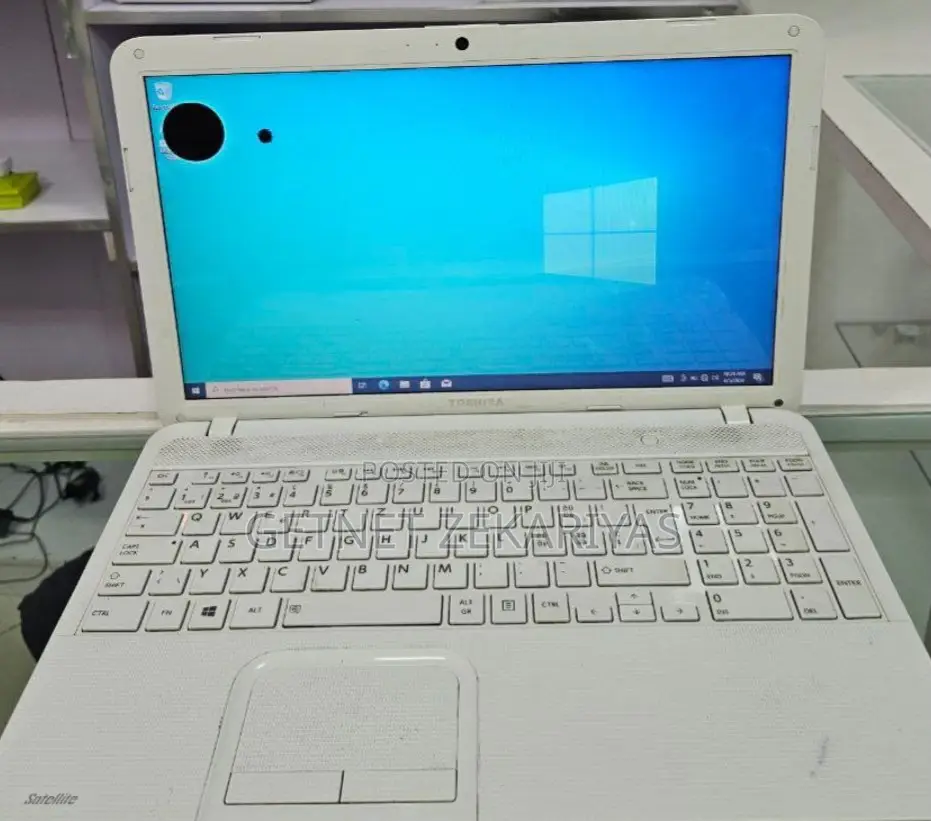 New Laptop Toshiba Satellite C850 4GB Intel Core 2 Quad HDD 500GB