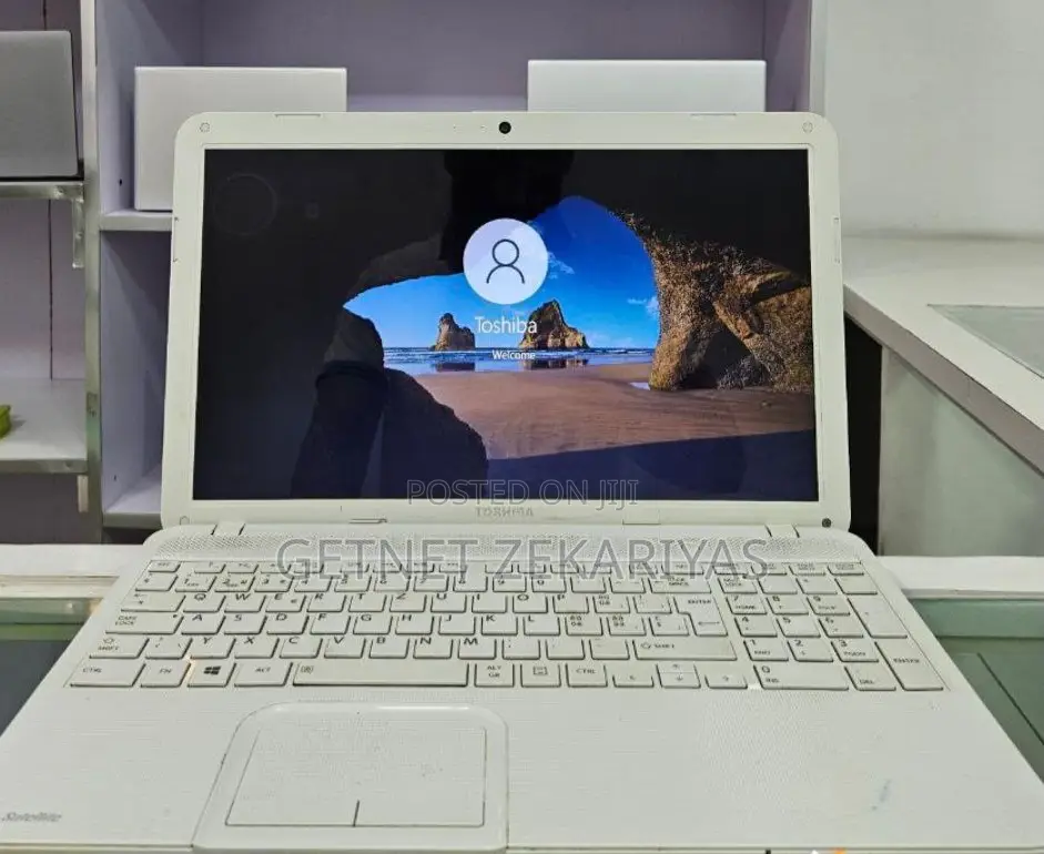 New Laptop Toshiba Satellite C850 4GB Intel Core 2 Quad HDD 500GB