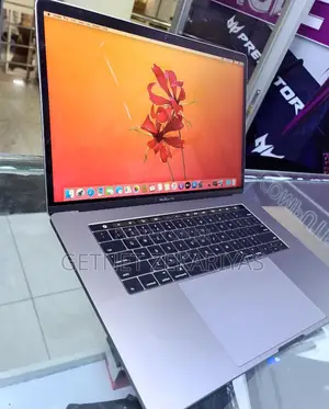 Photo - New Laptop Apple MacBook Pro 2017 16GB Intel Core I7 SSD 512GB