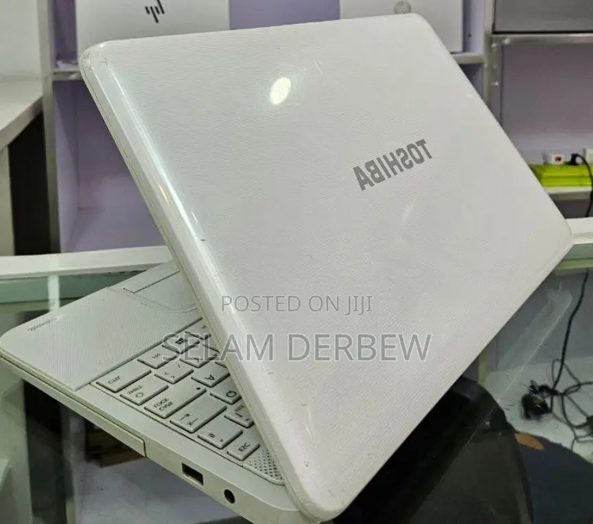 Laptop Toshiba Satellite C850 4GB Intel Core 2 Quad HDD 500GB