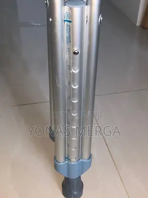 Crutches(For Adults)A Pair of Adult Crutches With Adjustable