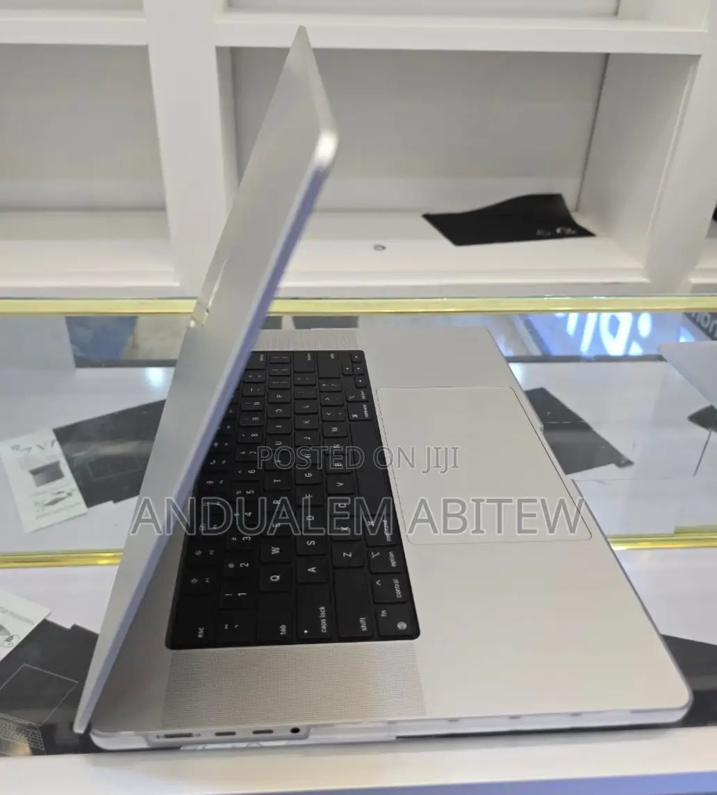 New Laptop Apple MacBook Pro 2022 M2 16GB Apple M2 SSD 1T