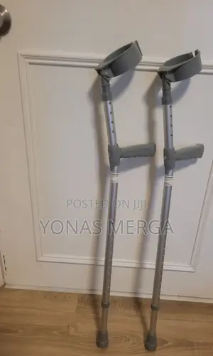 Photo - Crutches五五crunch窣窣cranch小crutch Pair Simply Med Stick多ክራንች