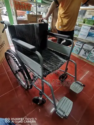 Photo - Standard WHEELCHAIR Mags老aluminum Wheelchair With Fork Legs