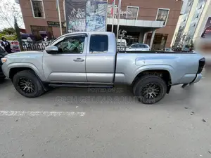 Photo - Toyota Tacoma 2017 Silver