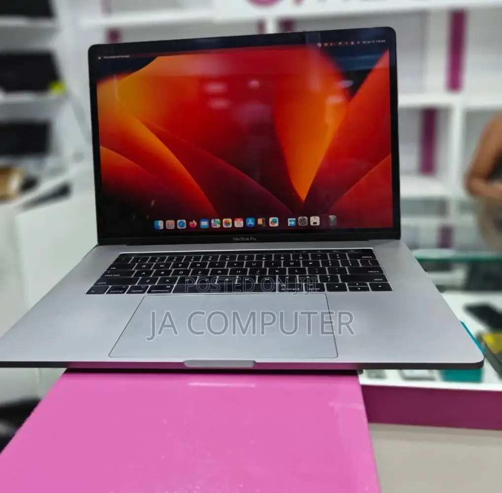 New Laptop Apple MacBook Pro 2018 32GB Intel Core I7 SSD 1T