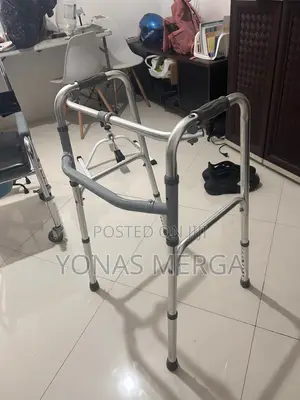 Photo - Elderly Walker 討ወከር/Walking Frame Walking 4legged Stick堵ወከር